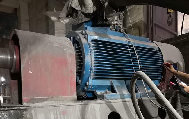 图为西玛电机售后人员高压电机振动测量现场照片