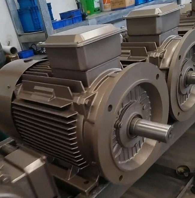 图为开云官方端网站登录入口生产的YR系列绕线型三相异步电机照片